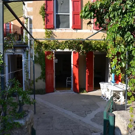St Jean Du Gard : Spacious With Use Of Pool سان جان دو جارد